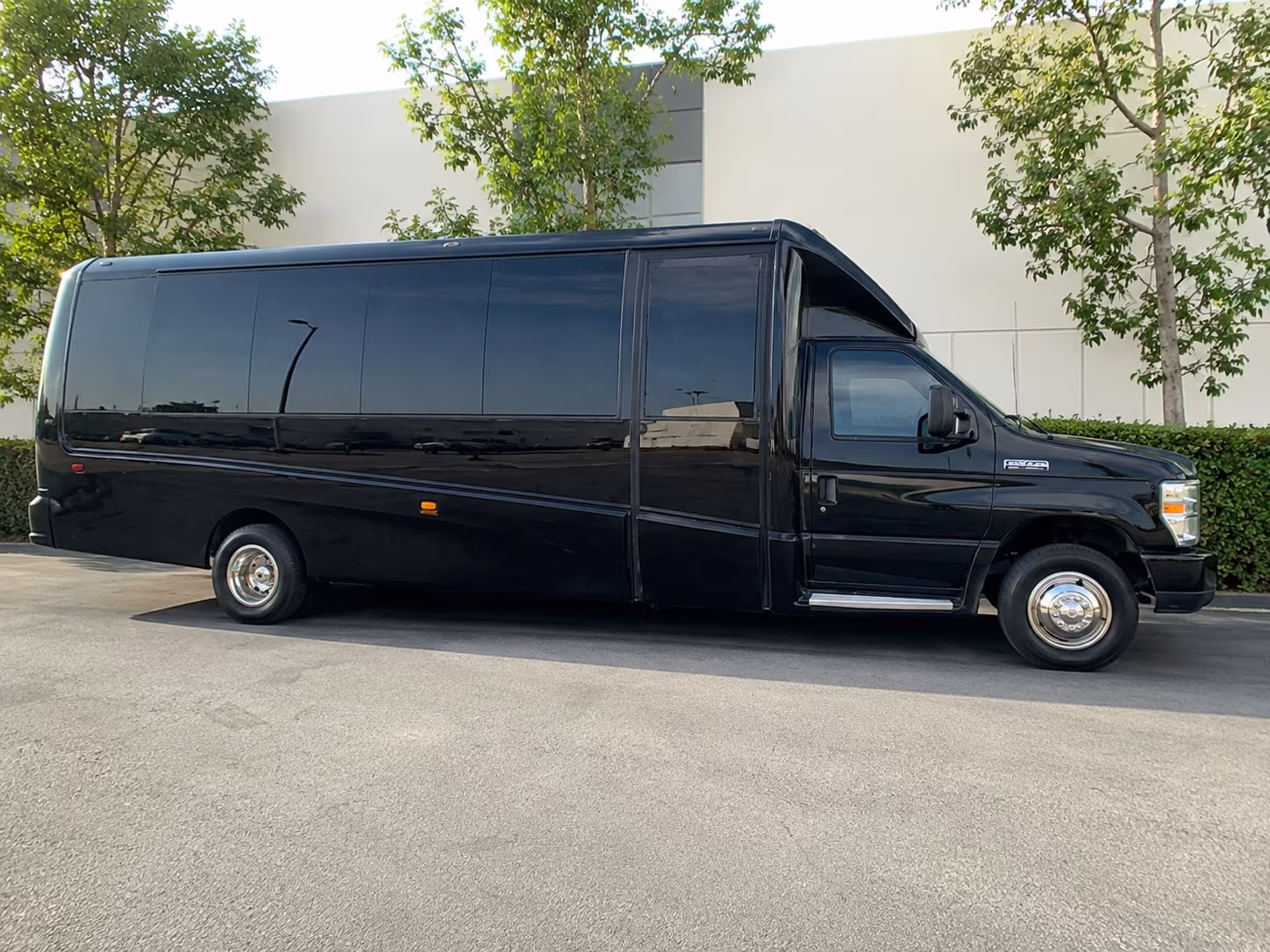 guest shuttles to balistreri vineyards and wedding venues around aurora